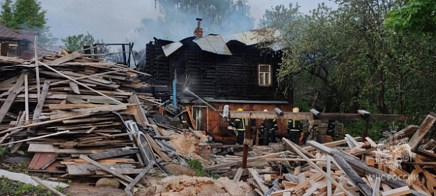 В Иванове на Почтовой под утро вспыхнула нежилая двухэтажка